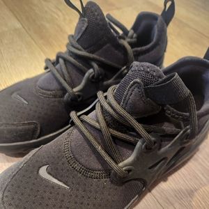 Nike kids boys girls lightweight comfortable black shoes